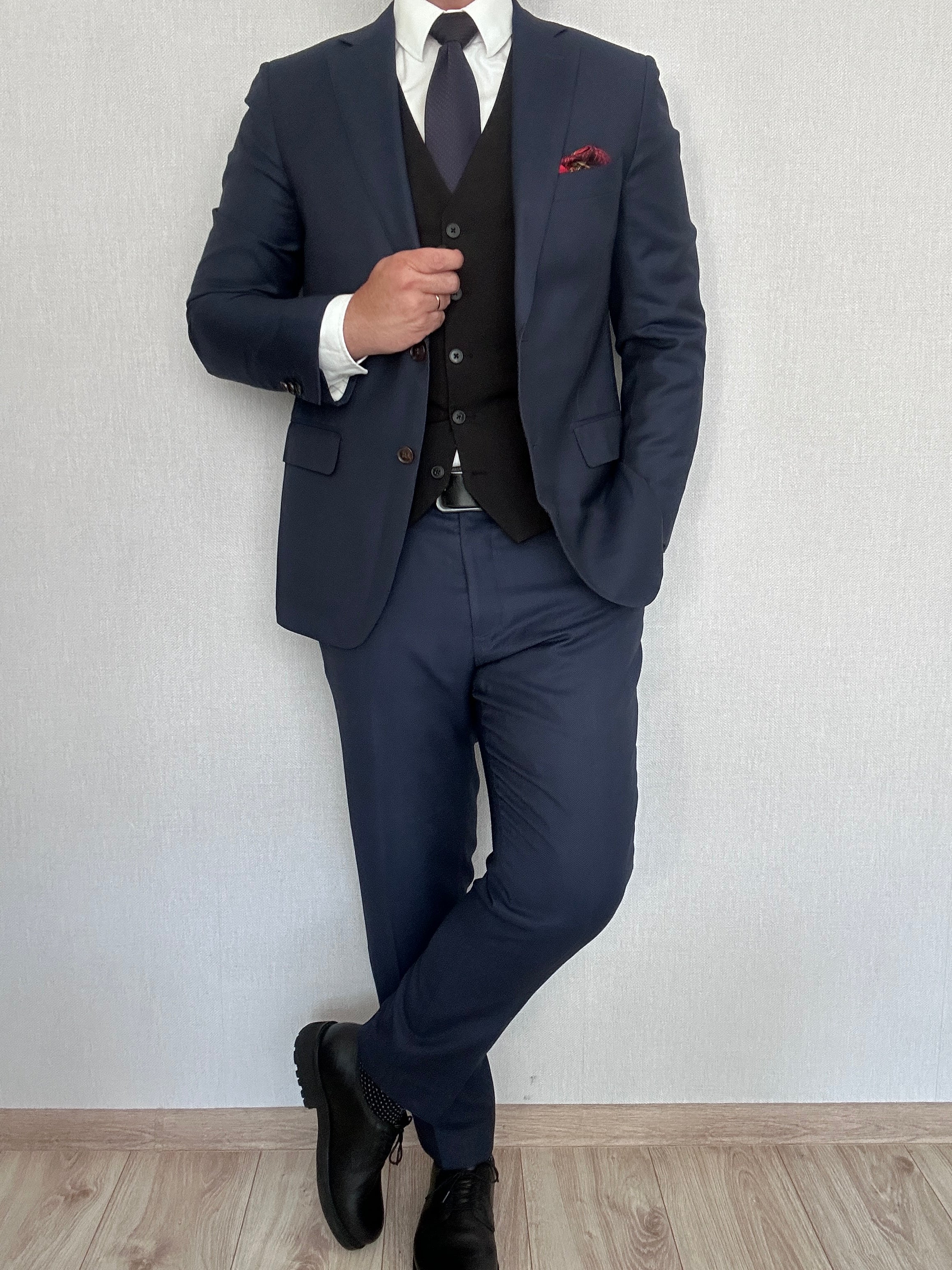 Granatowy garnitur suitsupply