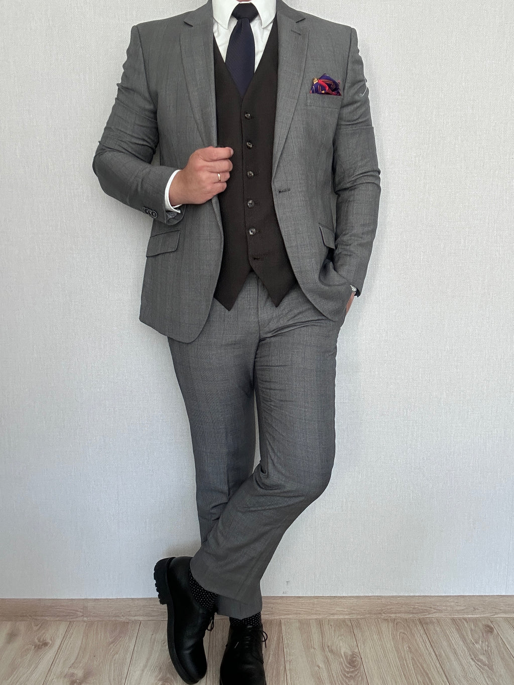 Szary garnitur krata