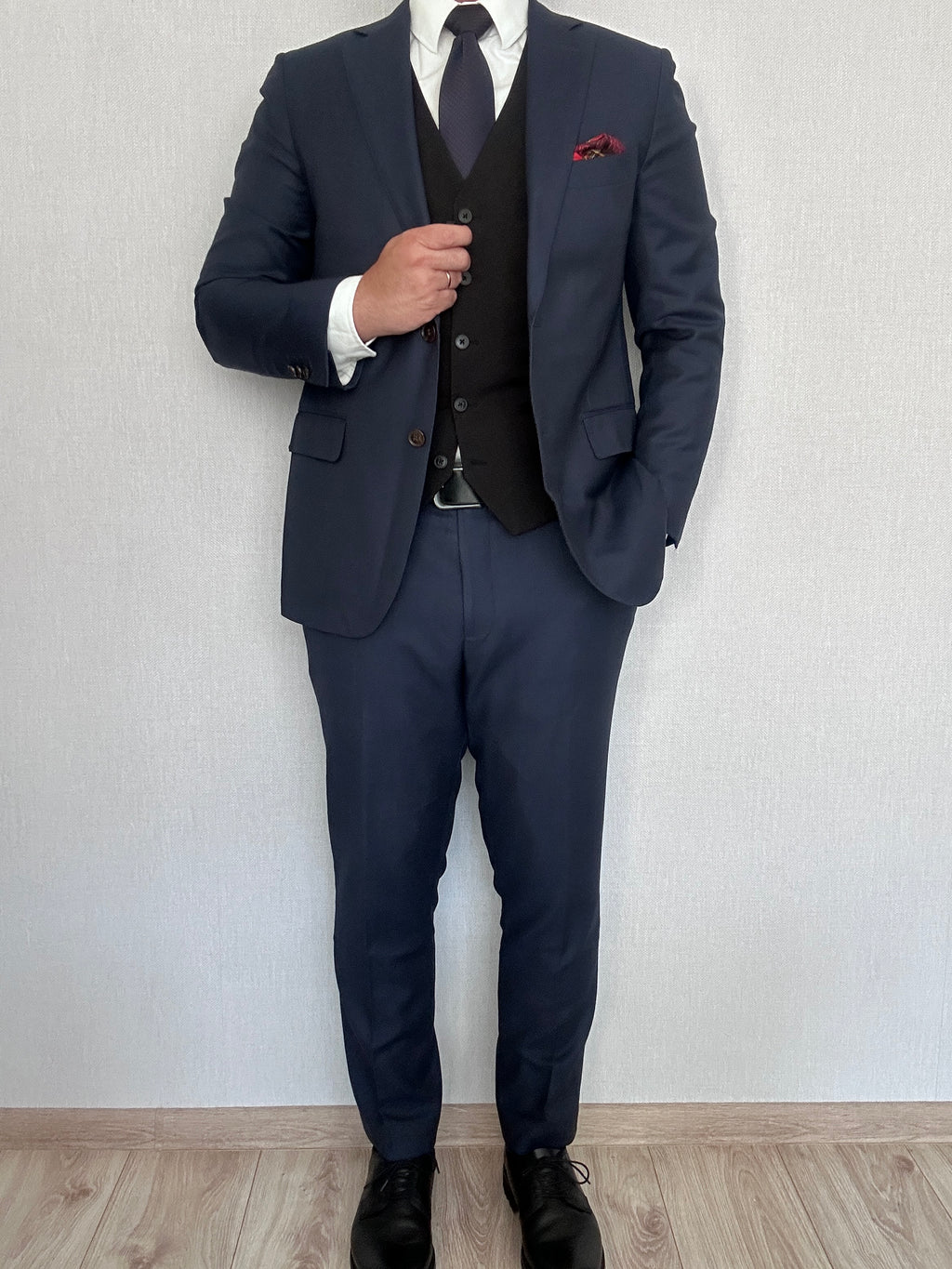 Granatowy garnitur suitsupply