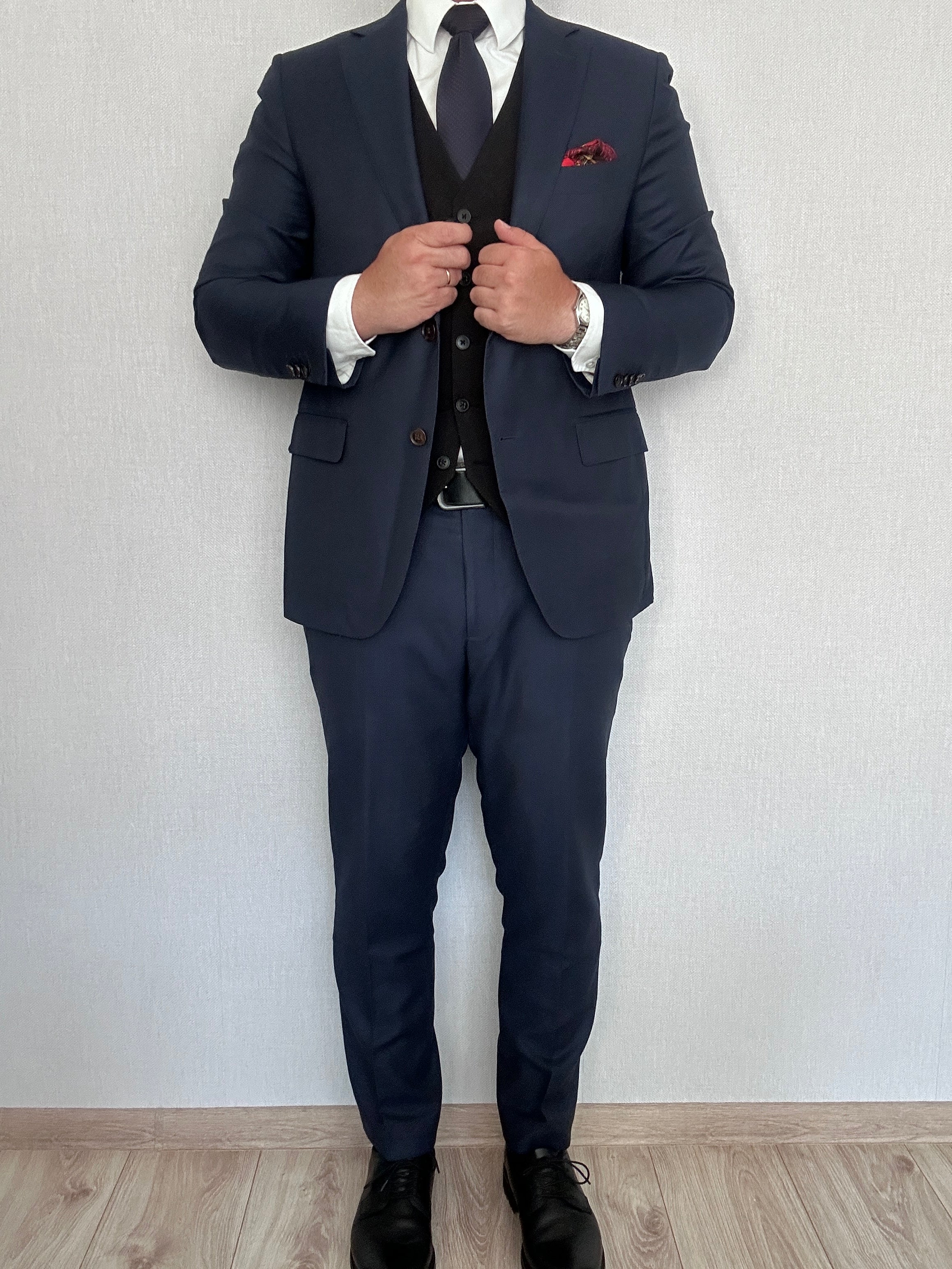Granatowy garnitur suitsupply
